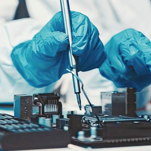 歐盟 REACH Annex XVII 新增 Entry 83：2,4-DNT (2,4-二硝基甲苯) 納入管制，2027 年起限制成品含量